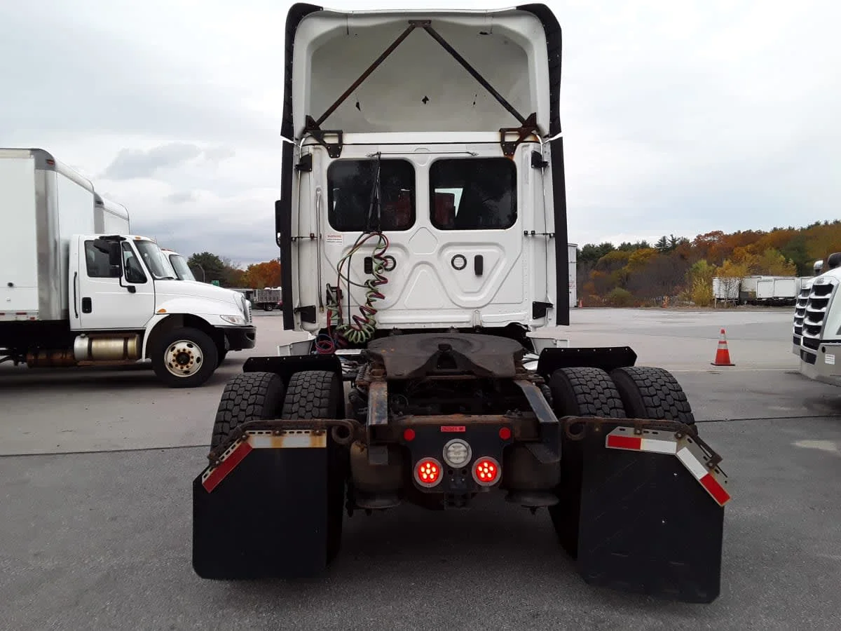 2020 Freightliner Cascadia in Salisbury, MA — photo 5