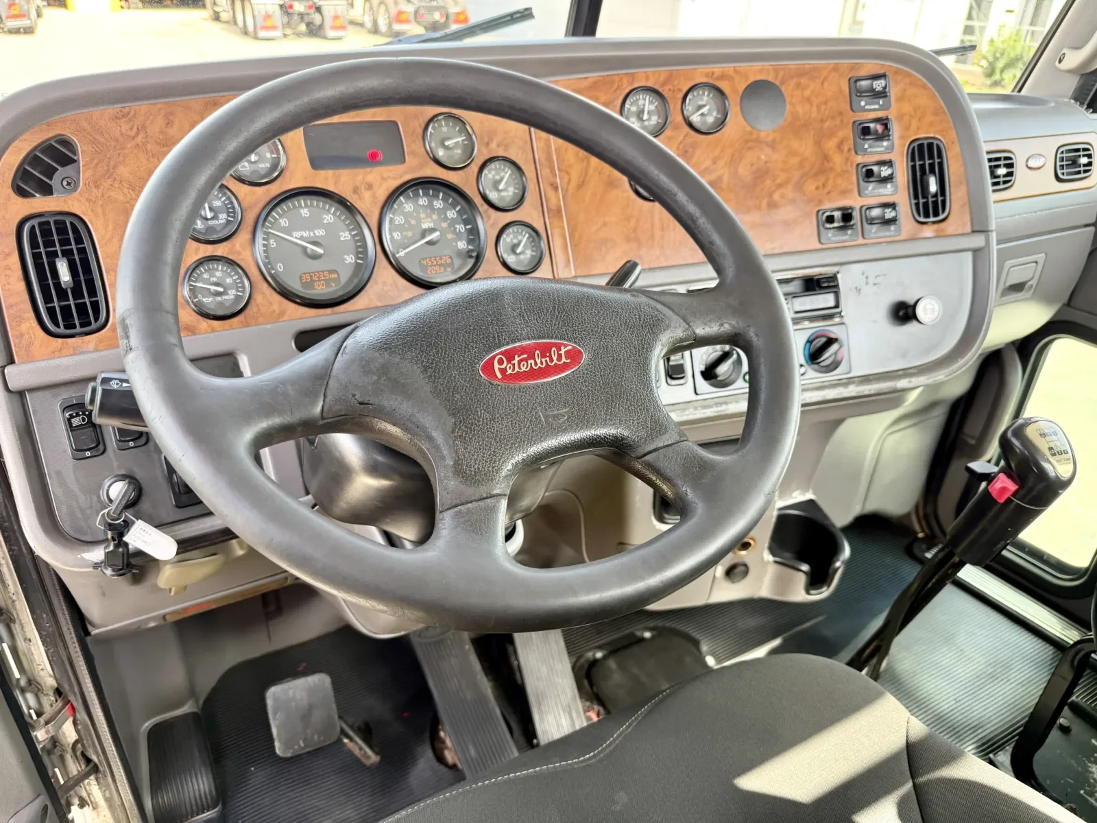 2006 Peterbilt in New Lenox, IL — photo 15