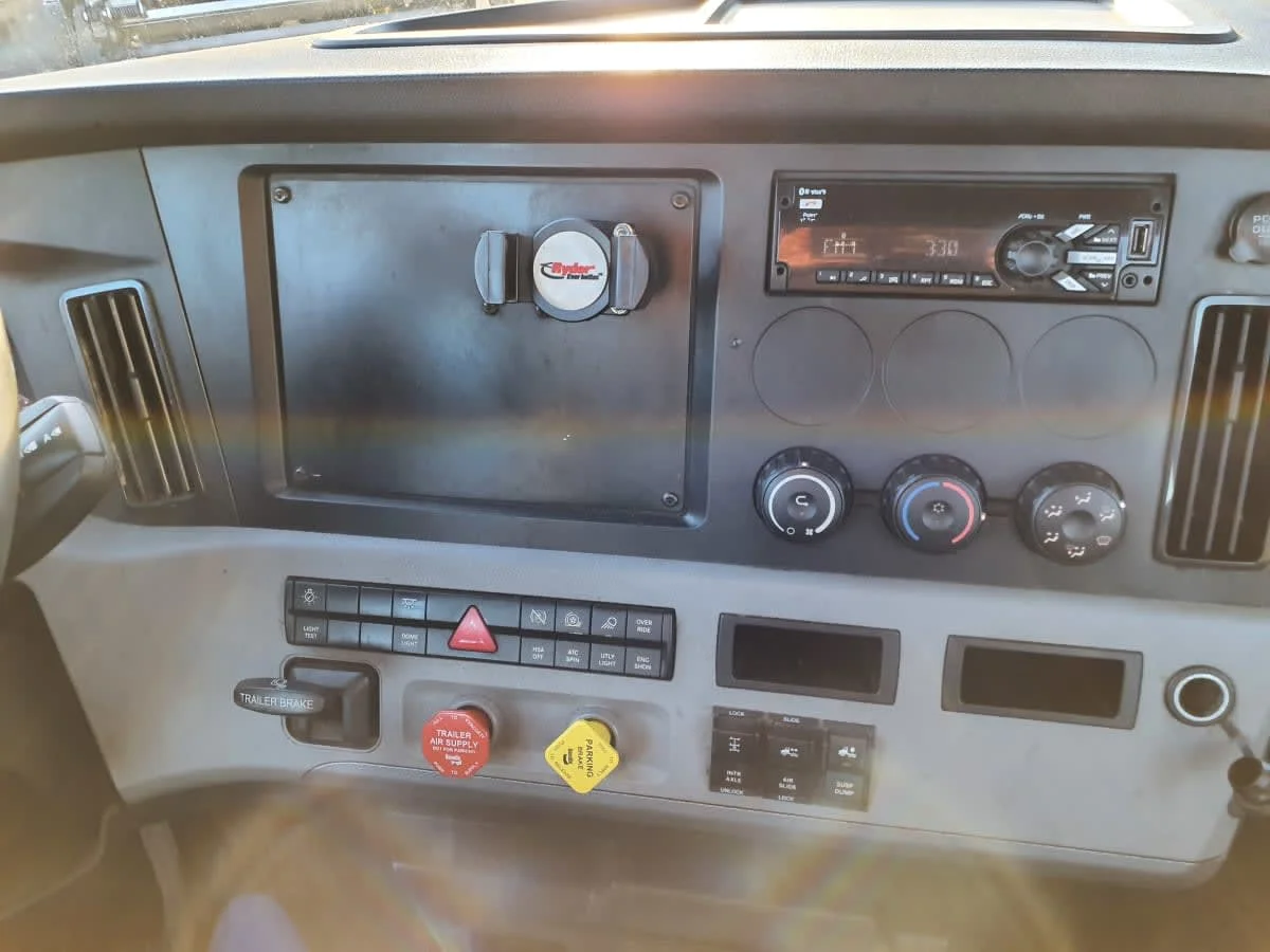 2019 Freightliner Cascadia in Springfield, MA — photo 7