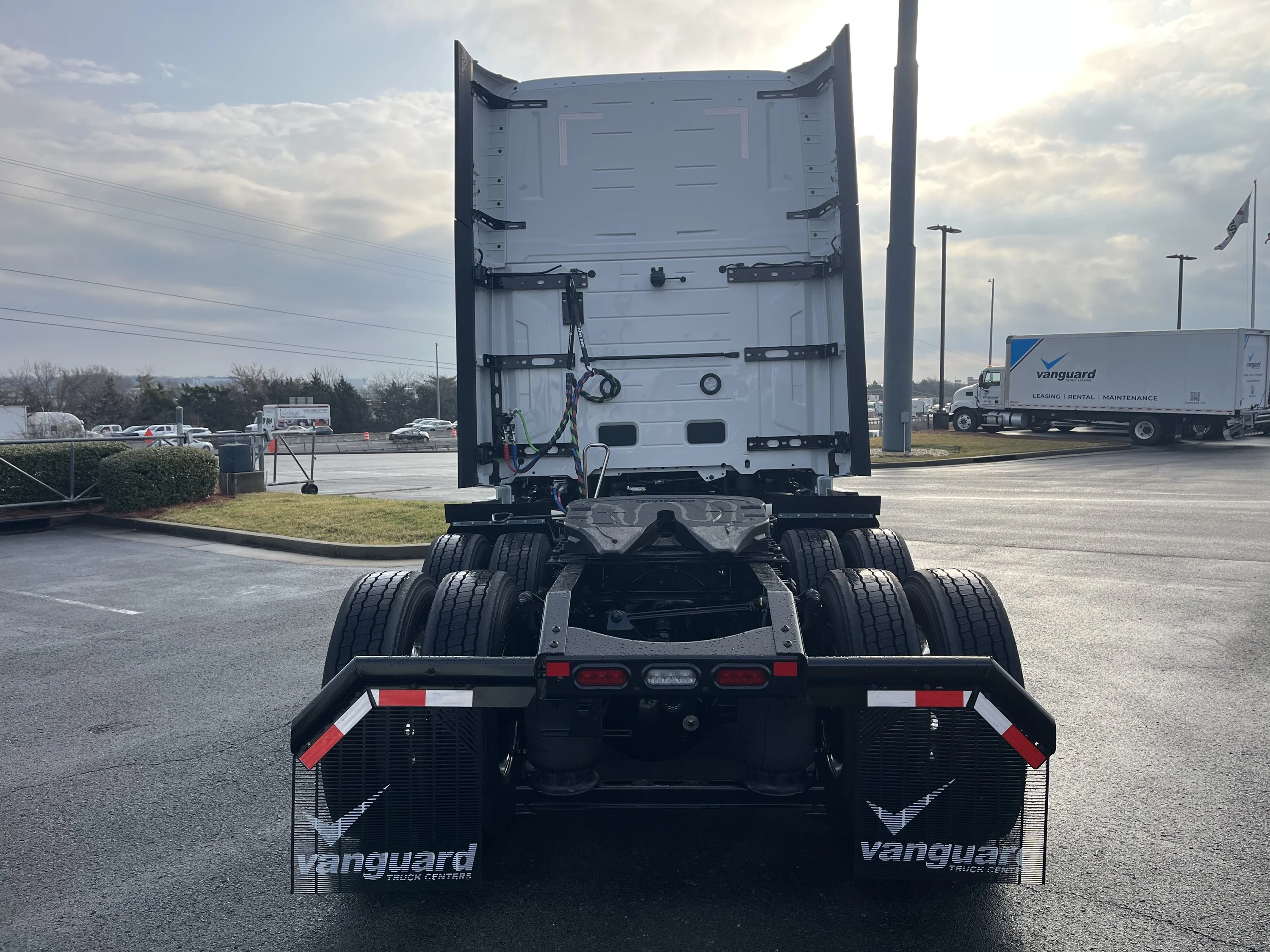 2027 Volvo VNL 860 in La Vergne, MD — photo 4