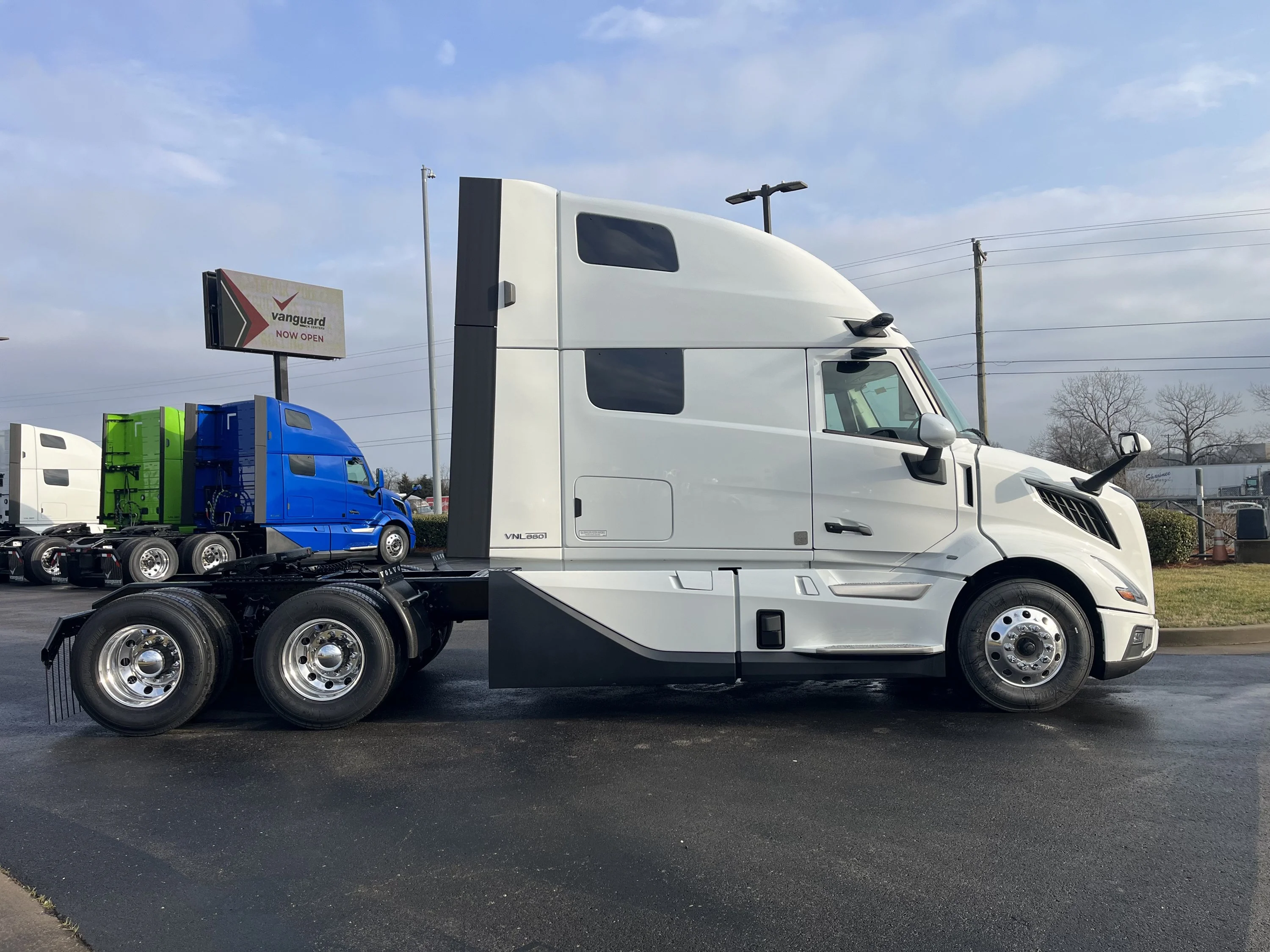 2027 Volvo VNL 860 in La Vergne, MD — photo 2