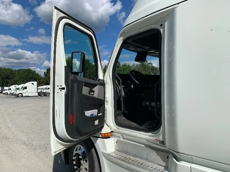 2021 Freightliner Cascadia - image 9