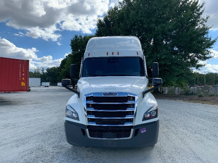 2021 Freightliner Cascadia - image 2