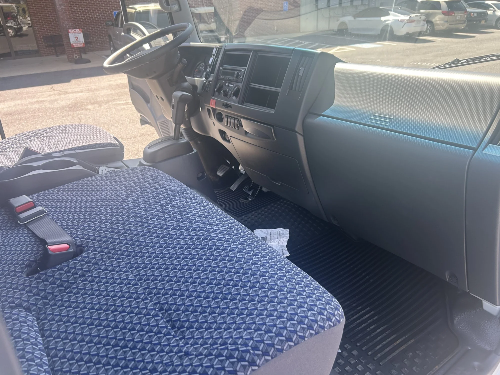 2025 Isuzu NRR in Weyers Cave, VA — photo 5