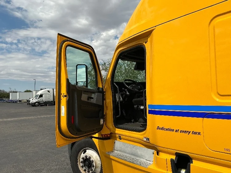 2022 Freightliner Cascadia in Phoenix, AZ — photo 8