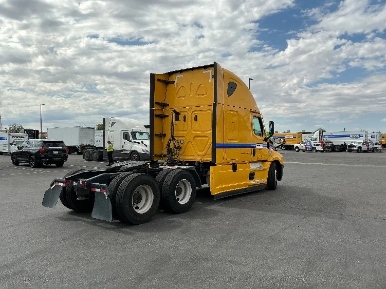 2022 Freightliner Cascadia in Phoenix, AZ — photo 6