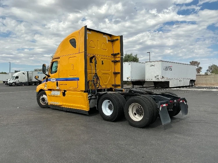 2022 Freightliner Cascadia in Phoenix, AZ — photo 5