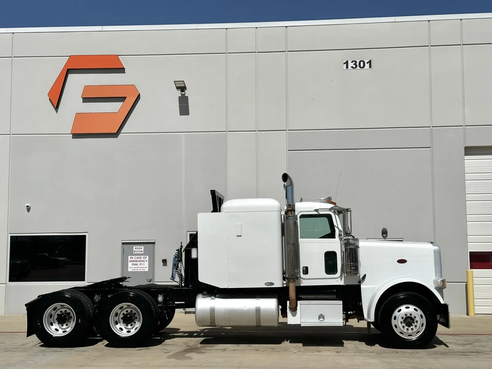2008 Peterbilt 388 in Hutchins, TX — photo 3