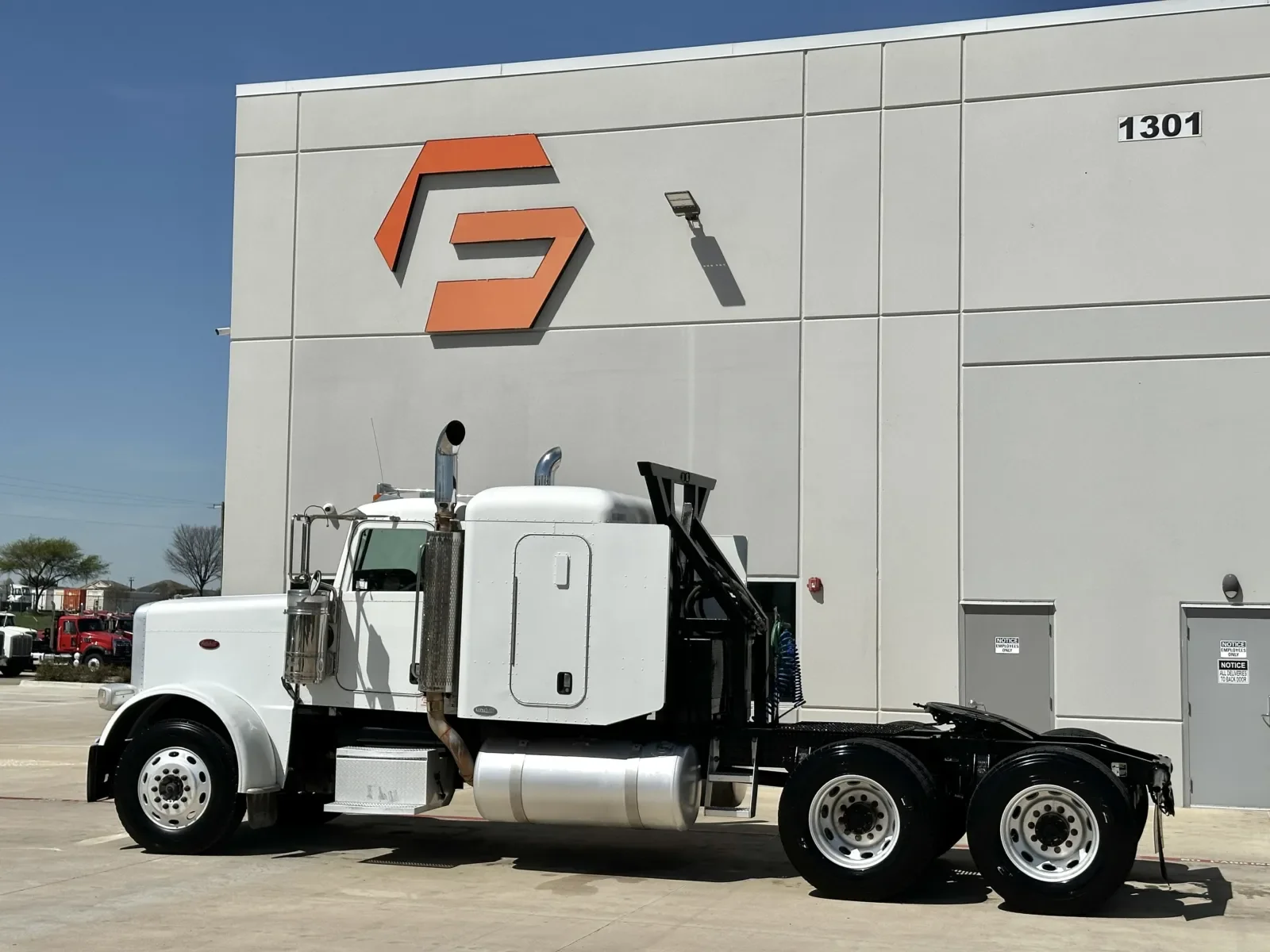 2008 Peterbilt 388 in Hutchins, TX — photo 6