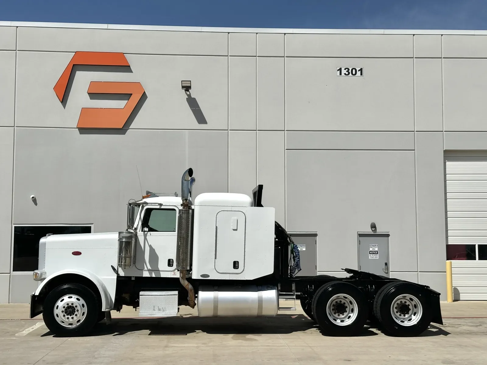 2008 Peterbilt 388 in Hutchins, TX — photo 4