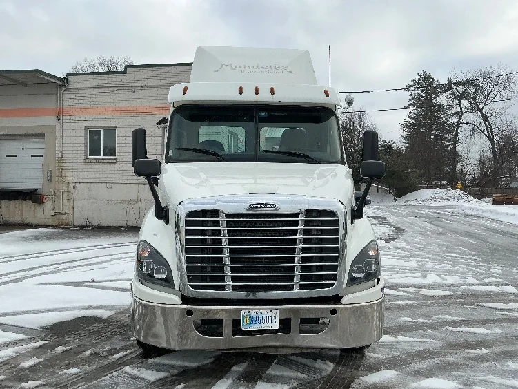 2017 Freightliner Cascadia - image 2