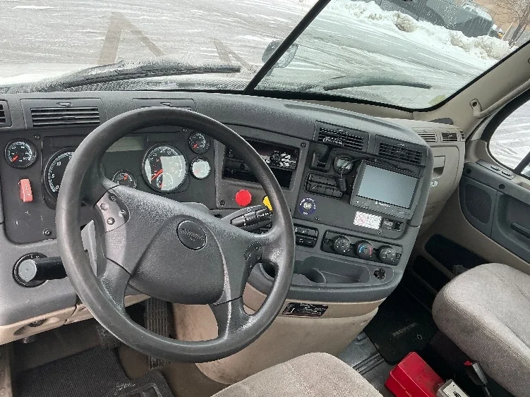 2017 Freightliner Cascadia - image 10