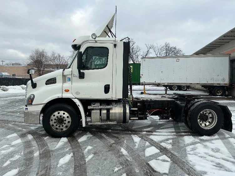 2017 Freightliner Cascadia - image 4