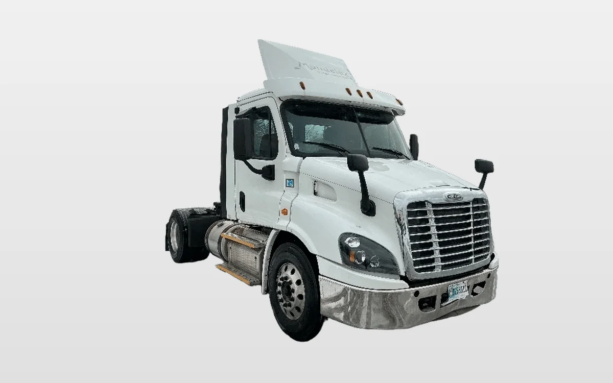 2017 Freightliner Cascadia - image 1