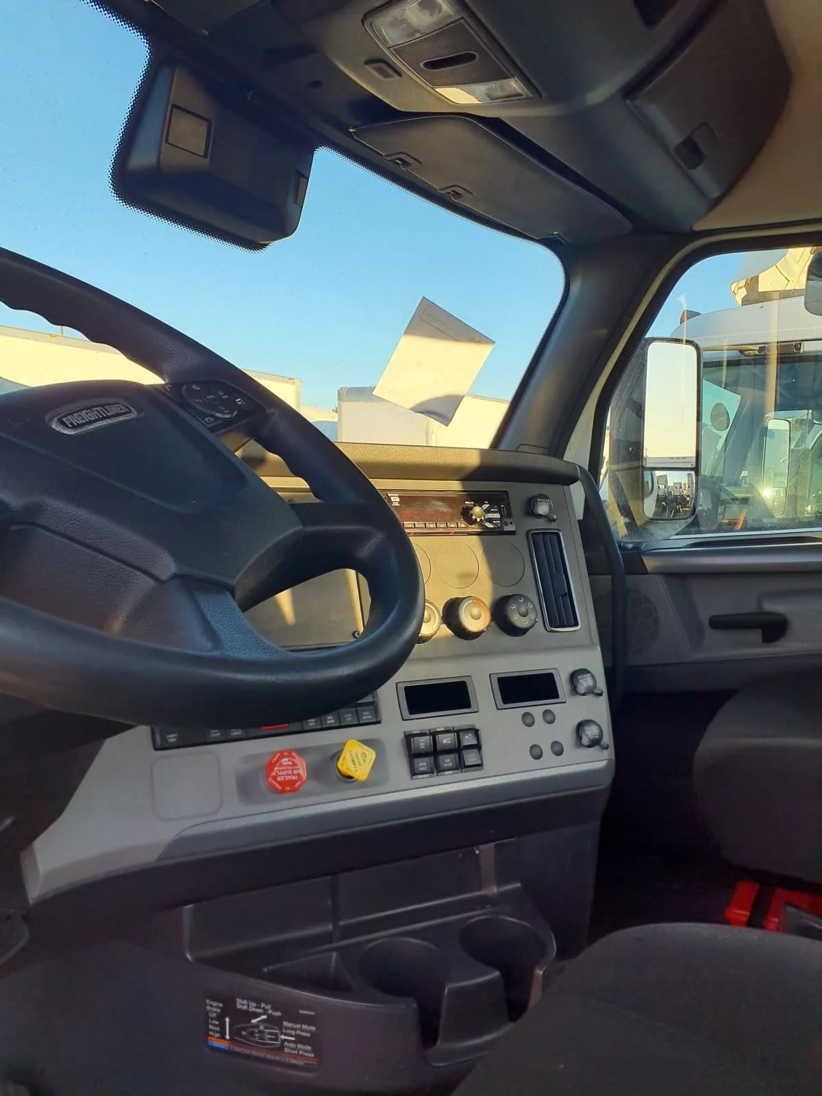 2021 Freightliner Cascadia - image 7