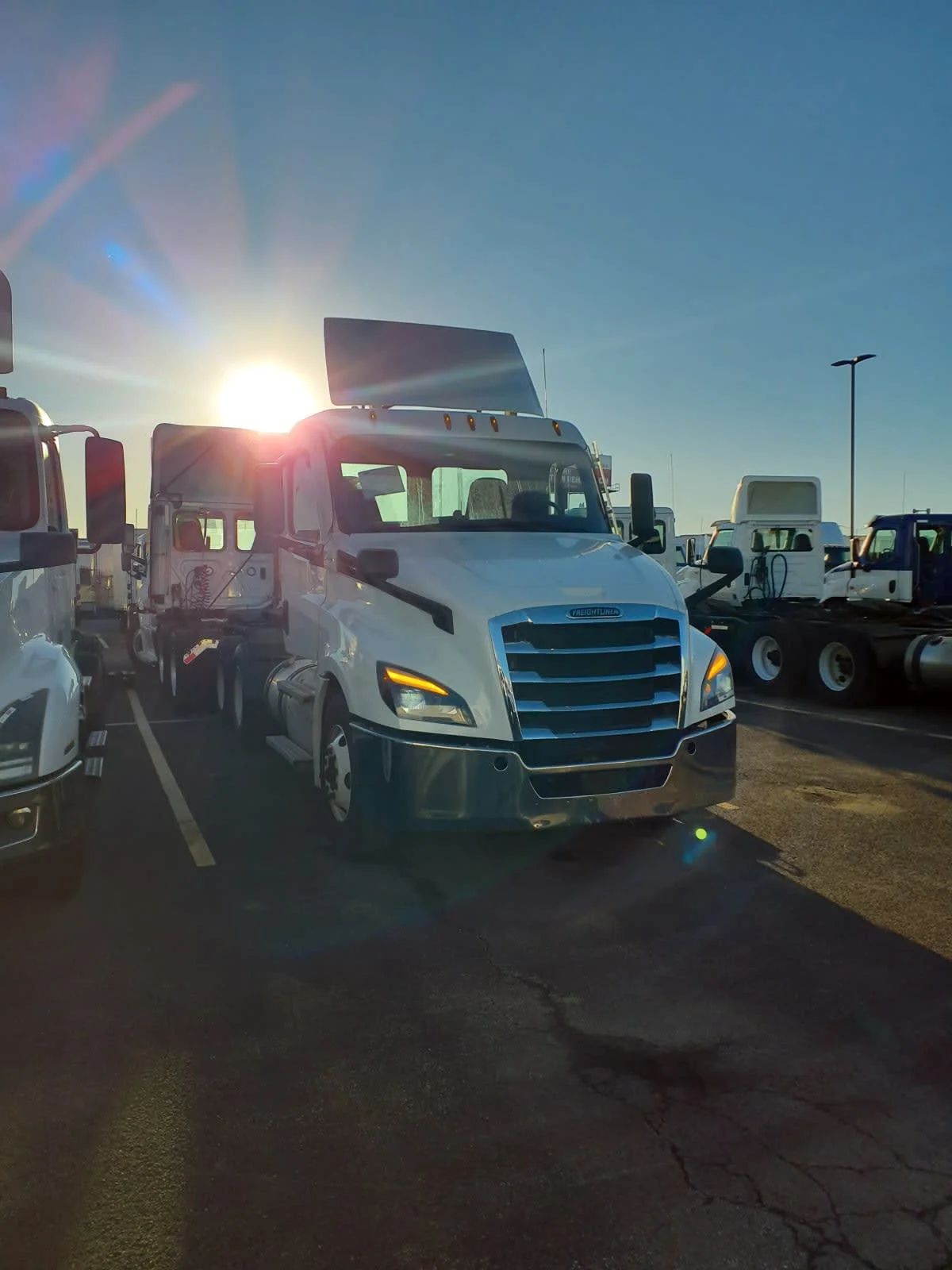 2021 Freightliner Cascadia - image 3