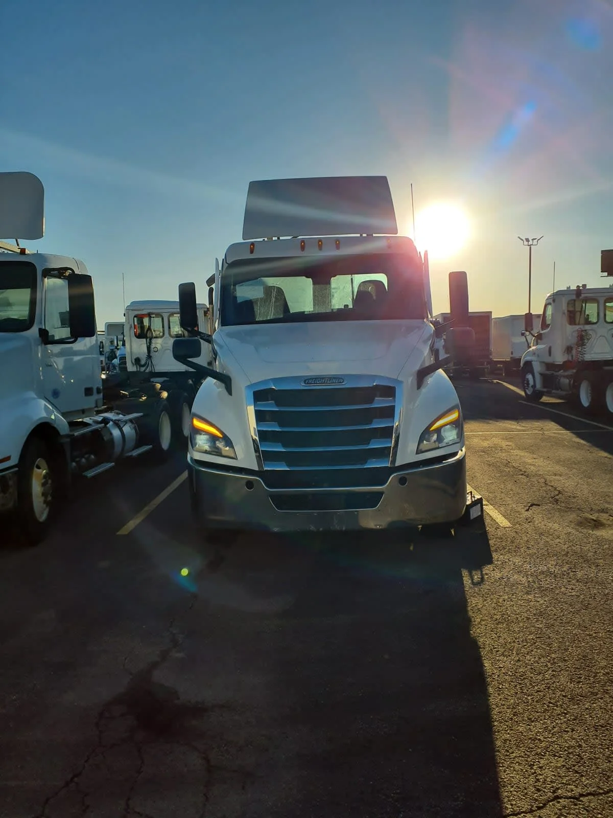 2021 Freightliner Cascadia - image 2