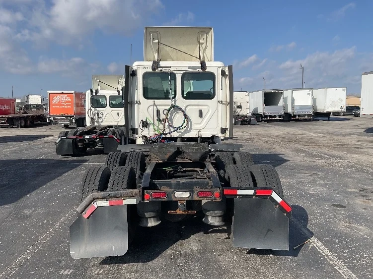 2018 Freightliner Cascadia in Kansas City, MO — photo 6