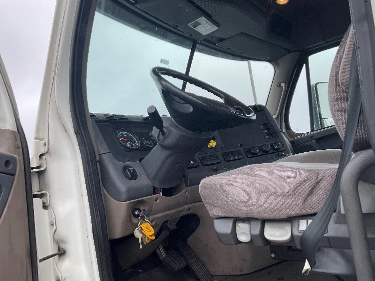 2018 Freightliner Cascadia in Kansas City, MO — photo 9