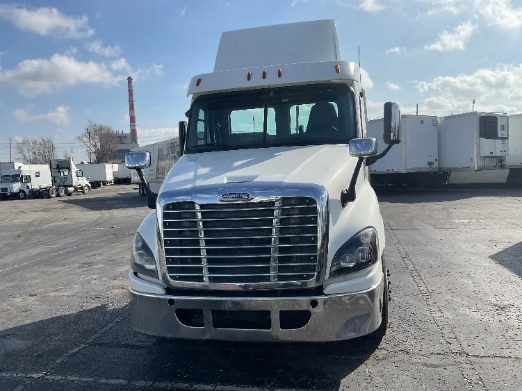 2018 Freightliner Cascadia in Kansas City, MO — photo 2