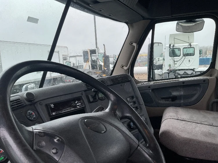 2018 Freightliner Cascadia in Kansas City, MO — photo 10