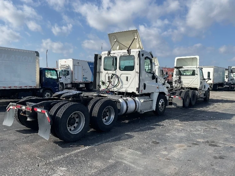 2018 Freightliner Cascadia in Kansas City, MO — photo 7