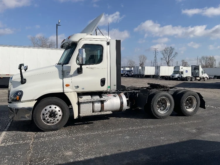 2018 Freightliner Cascadia in Kansas City, MO — photo 4