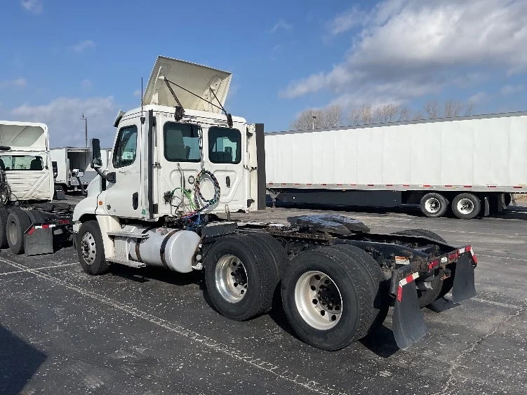 2018 Freightliner Cascadia in Kansas City, MO — photo 5