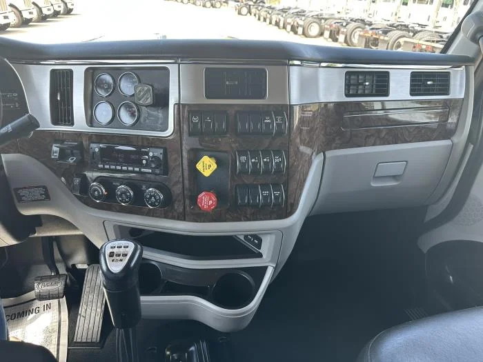 2025 Peterbilt 589 — photo 10