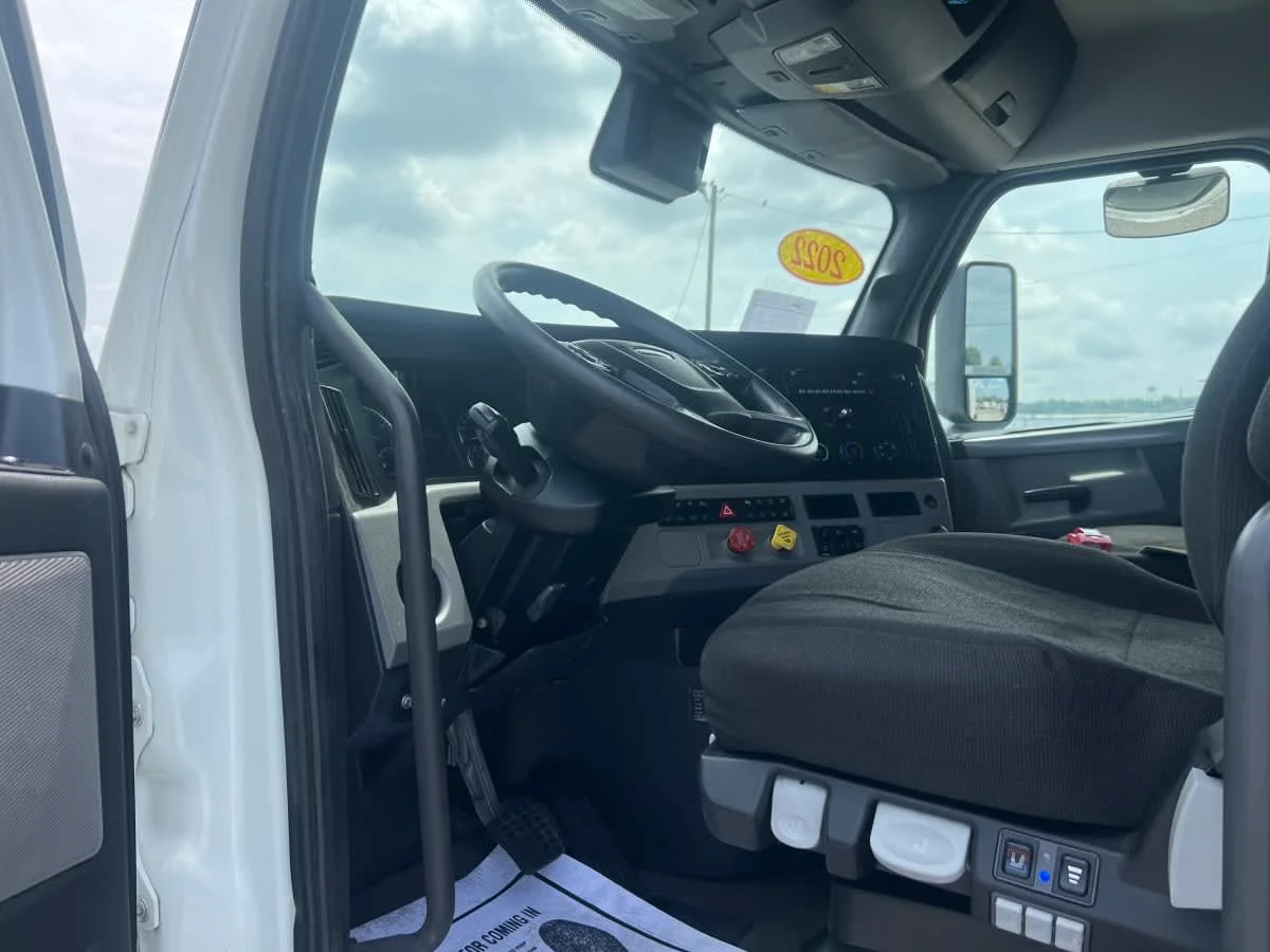 2022 Freightliner Cascadia in Birmingham, AL — photo 7