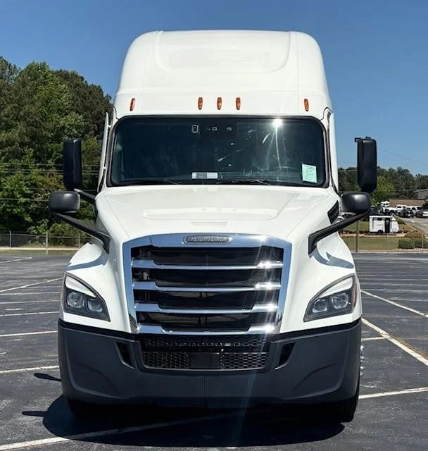 2022 FREIGHTLINER Cascadia 126 - image 2