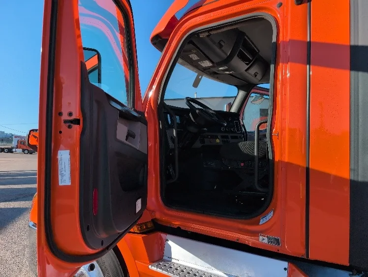 2020 Freightliner Cascadia - image 9