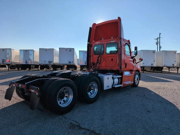 2020 Freightliner Cascadia - image 7