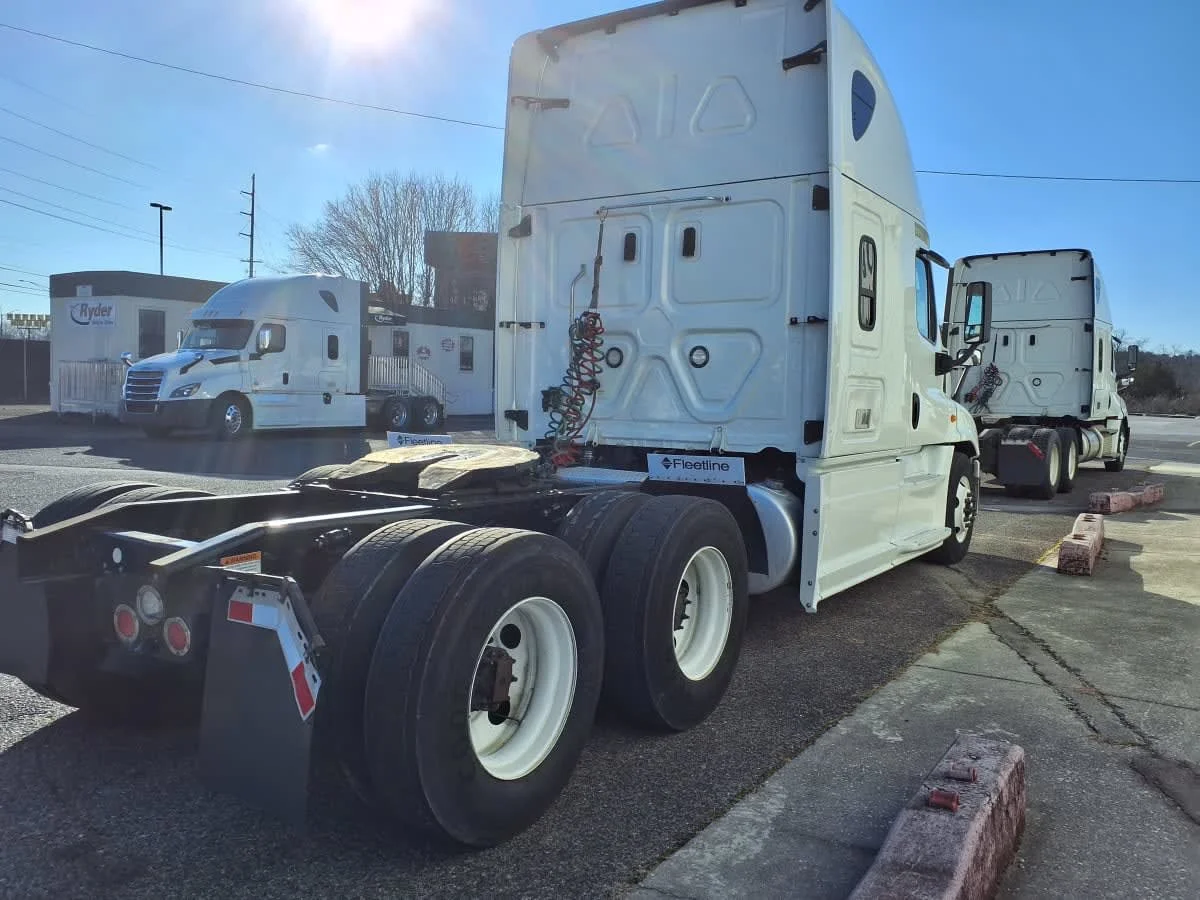 2019 Freightliner Cascadia in Knoxville, TN — photo 4
