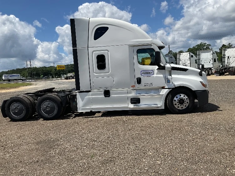 2020 Freightliner Cascadia - image 8