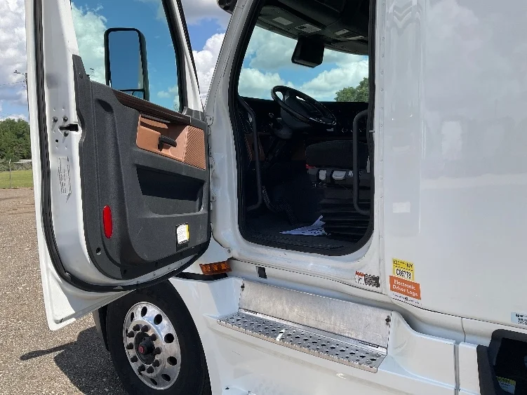 2020 Freightliner Cascadia - image 9