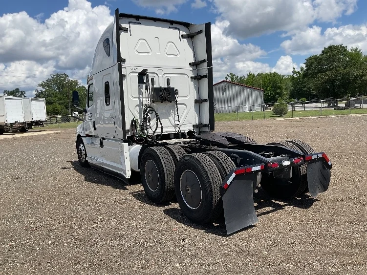 2020 Freightliner Cascadia - image 5