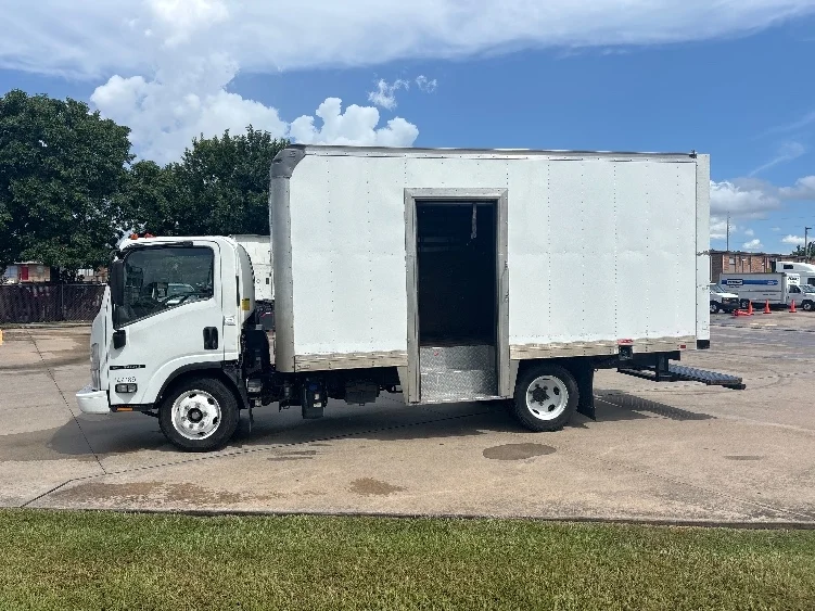 2021 Isuzu NRR - image 4