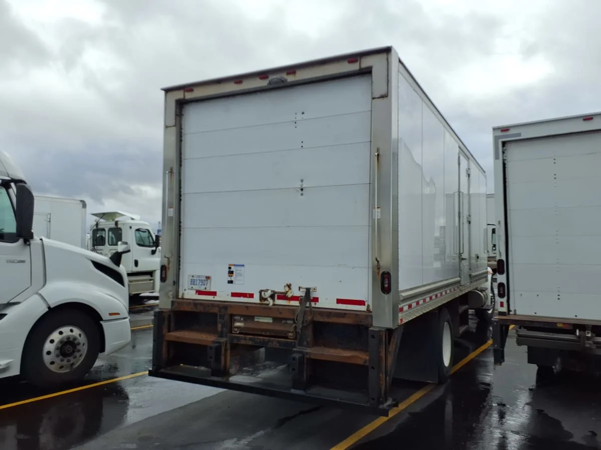 2017 International 4300 - image 6