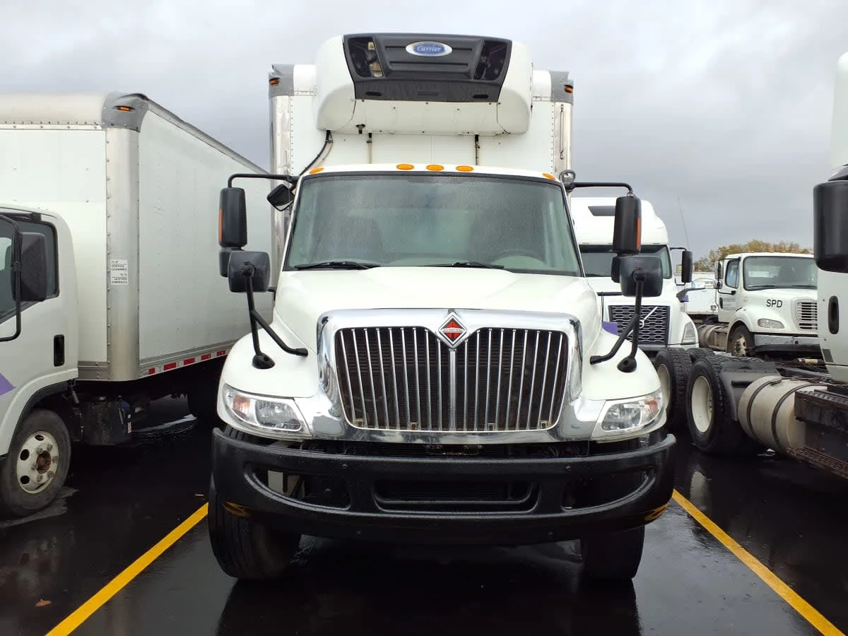 2017 International 4300 - image 2