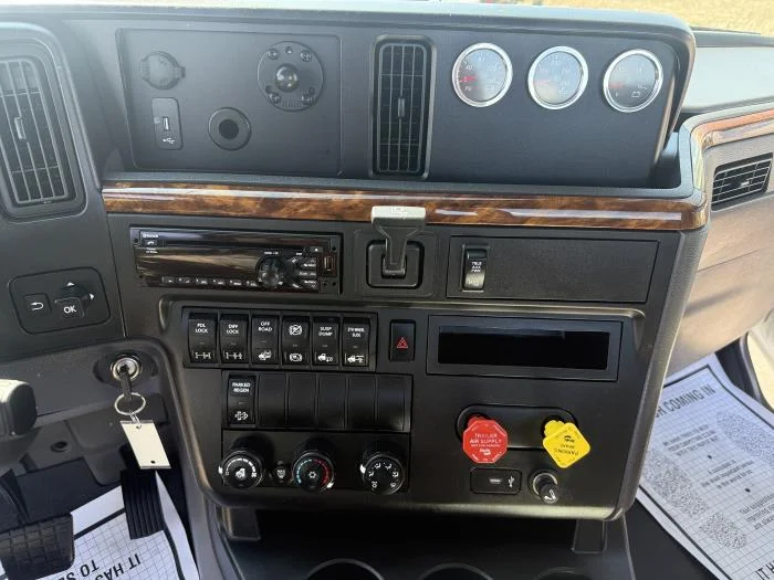 2021 International LT — photo 12