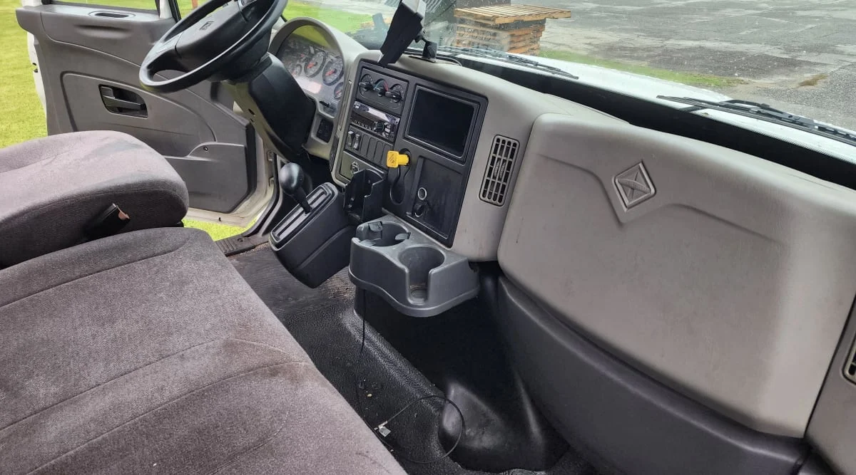 2019 International 4300 - image 9