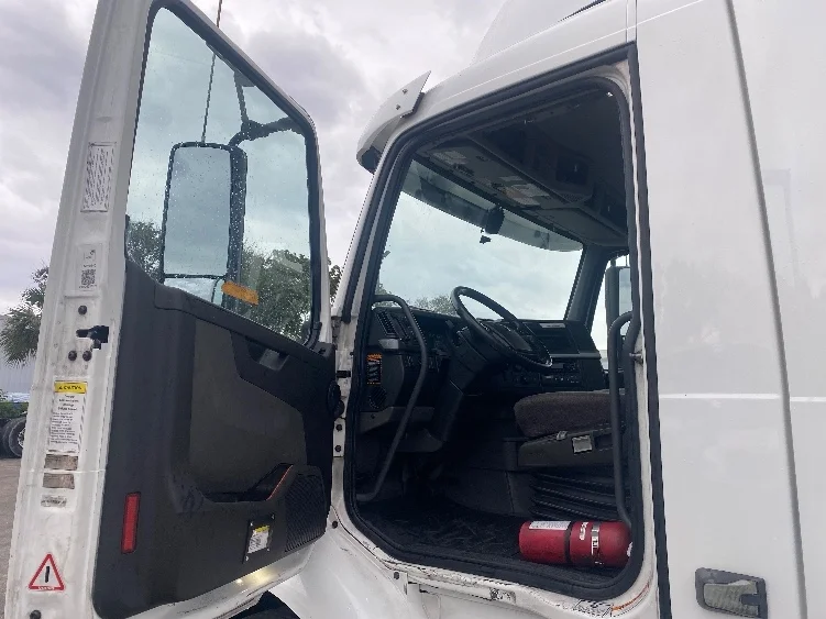 2020 Volvo VNR 640 - image 9