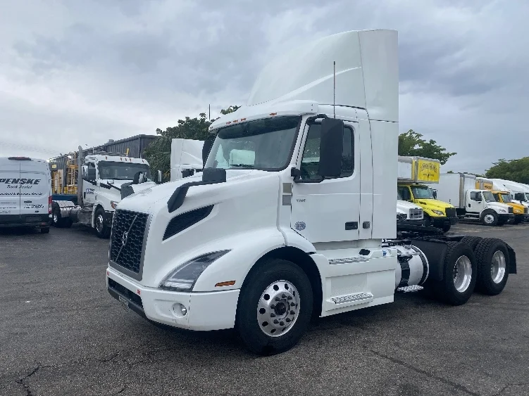 2020 Volvo VNR 640 - image 3