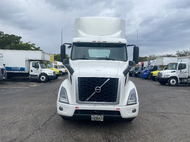 2020 Volvo VNR 640 - image 2