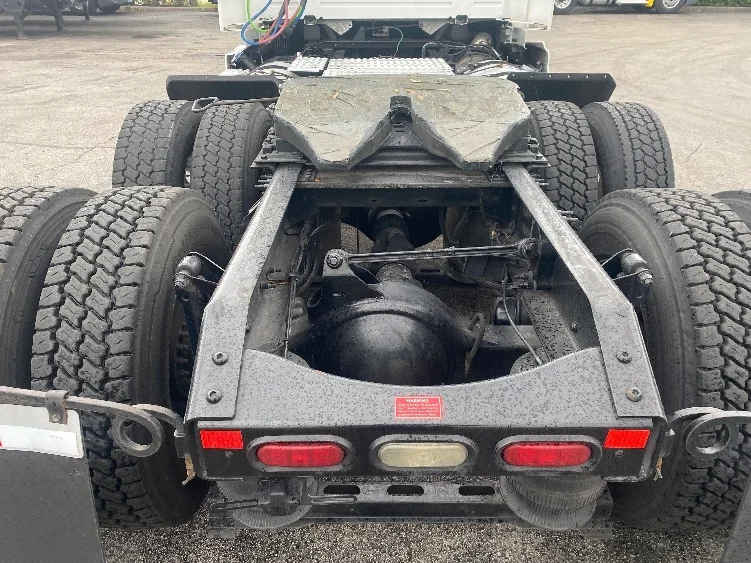 2020 Volvo VNR 640 - image 6