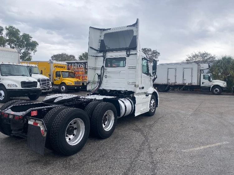 2020 Volvo VNR 640 - image 7