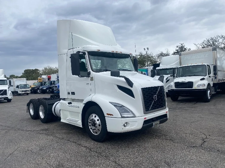 2020 Volvo VNR 640 in Riviera Beach, FL