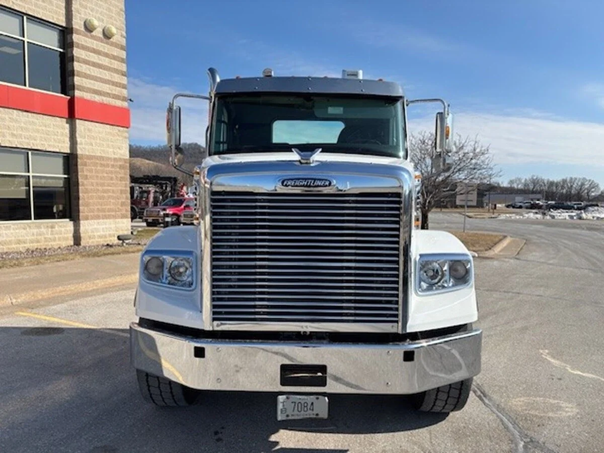 2021 Freightliner 122SD - image 2