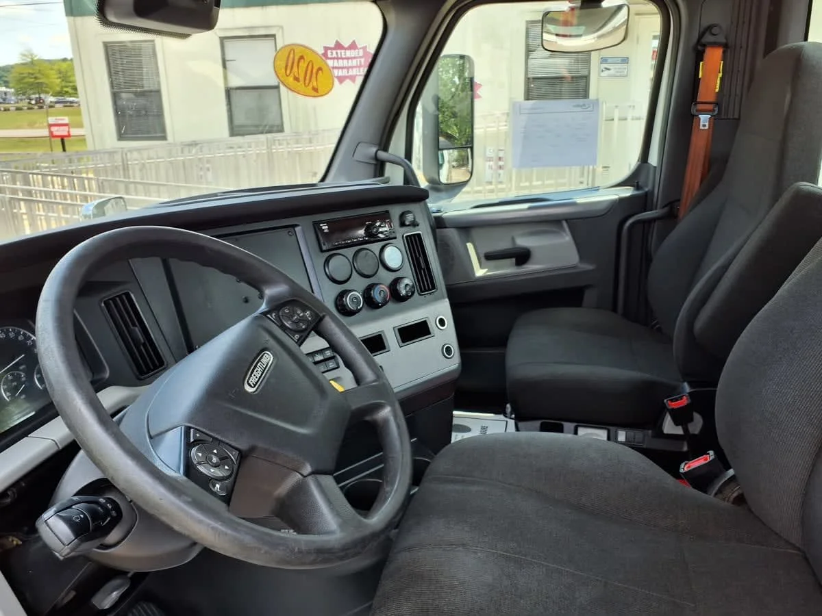 2020 Freightliner Cascadia in Knoxville, TN — photo 7